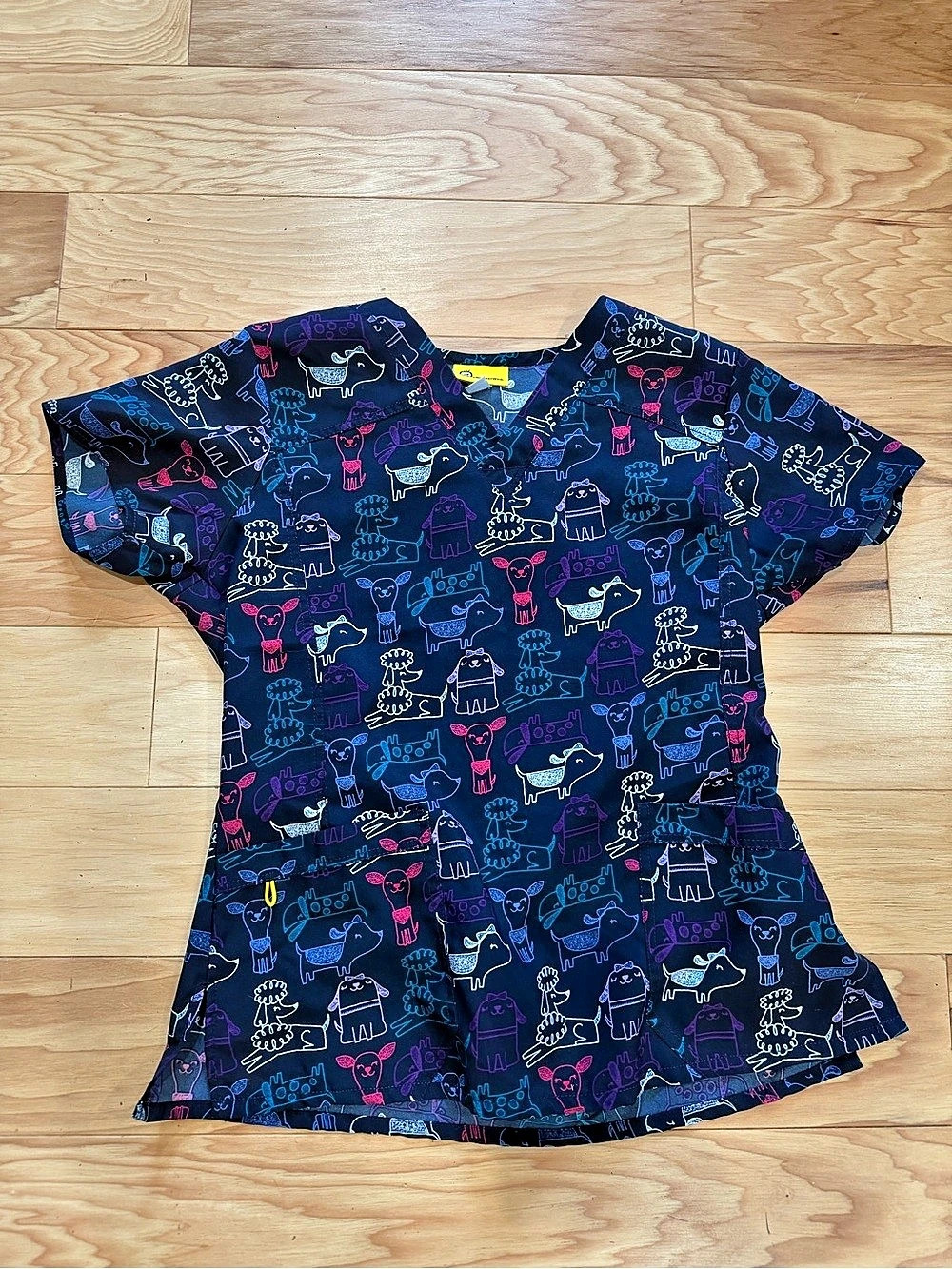 WonderWink Scrub Top Women’s Medium Navy Colorful Dog Print V Neck Pockets